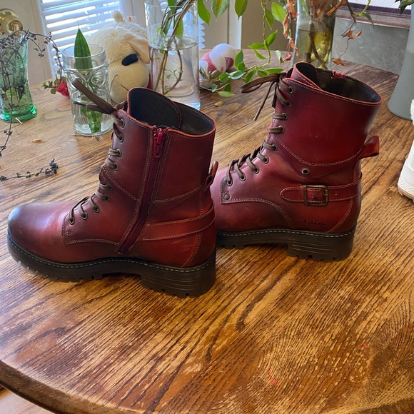 Taos Footwear Red Lace-Up Crave Boots 🥾 - Picture 7 of 14
